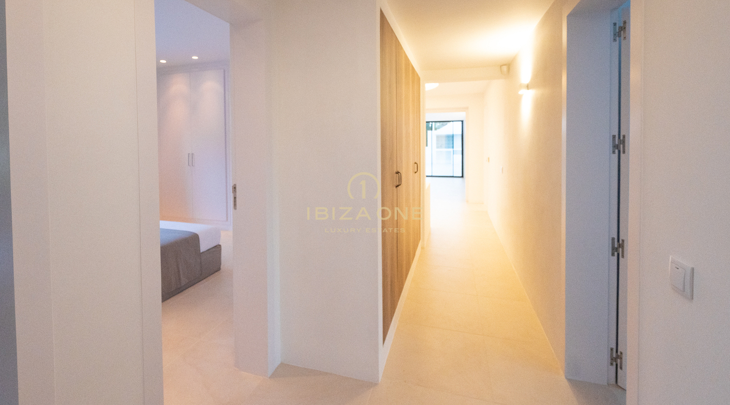 Modernisierte luxuriöse Stadtvilla mit wunderschönem Garten und Pool zu verkaufen, Ibiza