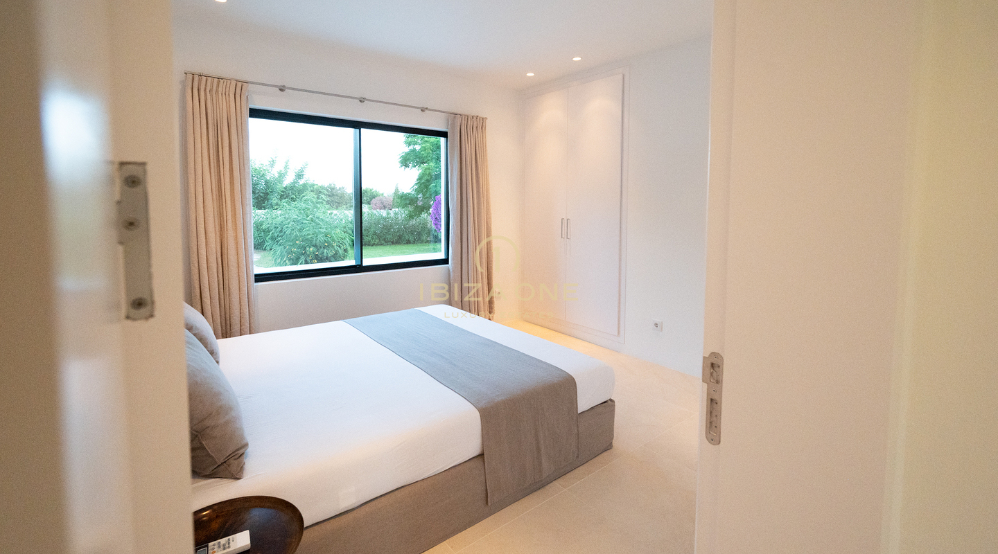 Modernisierte luxuriöse Stadtvilla mit wunderschönem Garten und Pool zu verkaufen, Ibiza