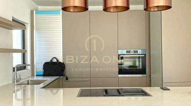 Villa de lujo modernizada con hermoso jardín y piscina en venta, Ibiza