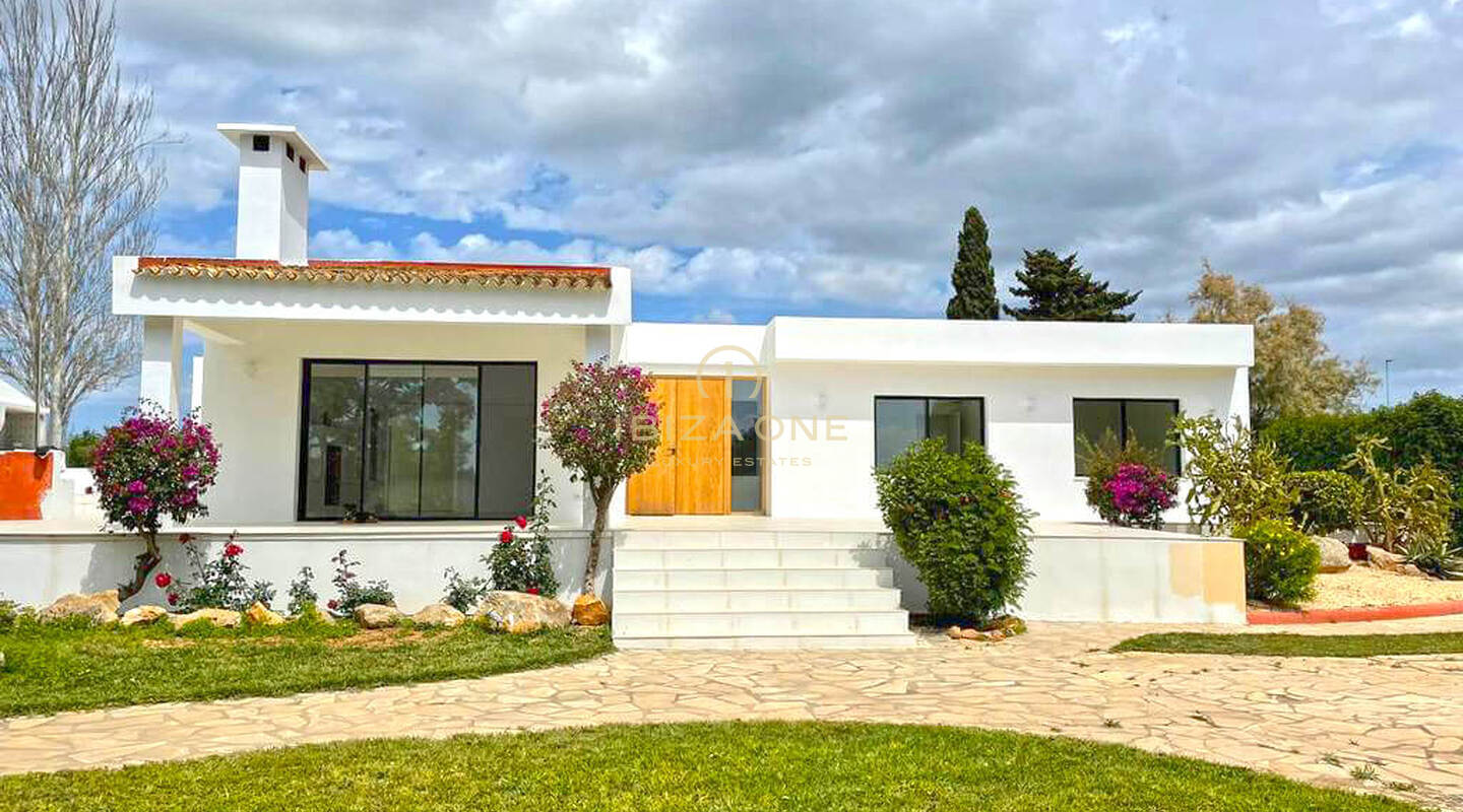 Villa de ville luxueuse et modernisée avec beau jardin et piscine à vendre, Ibiza