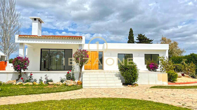 Villa de ville luxueuse et modernisée avec beau jardin et piscine à vendre, Ibiza