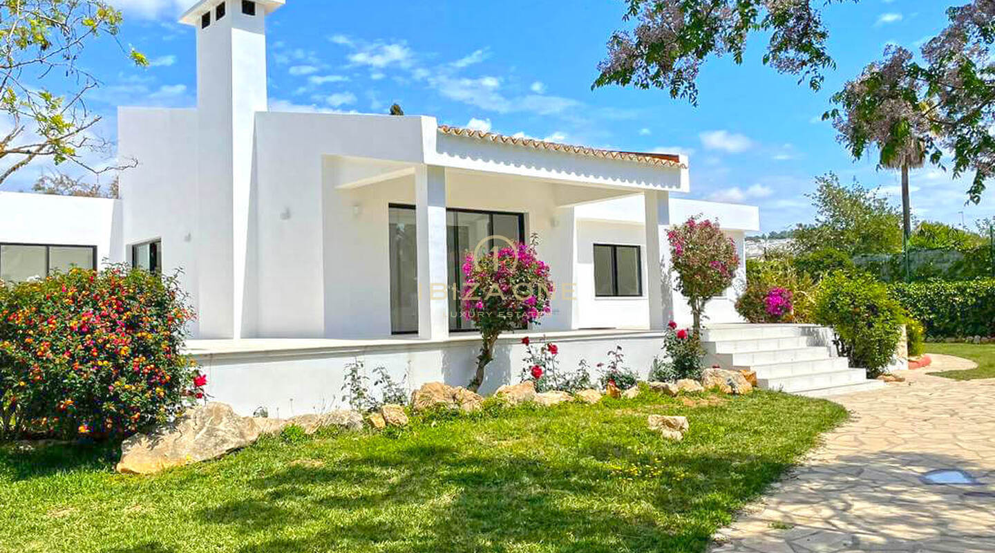 Modernisierte luxuriöse Stadtvilla mit wunderschönem Garten und Pool zu verkaufen, Ibiza