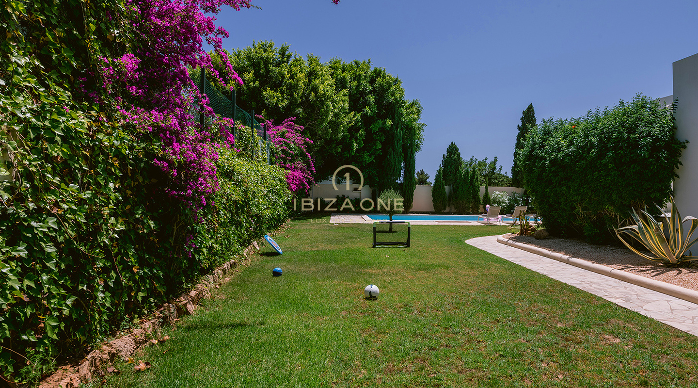 Villa di lusso modernizzata con splendido giardino e piscina in vendita, Ibiza