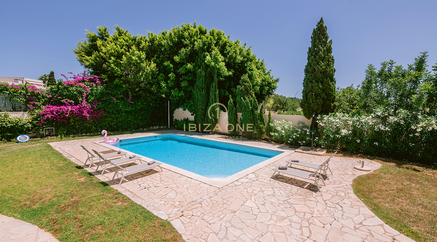 Villa di lusso modernizzata con splendido giardino e piscina in vendita, Ibiza