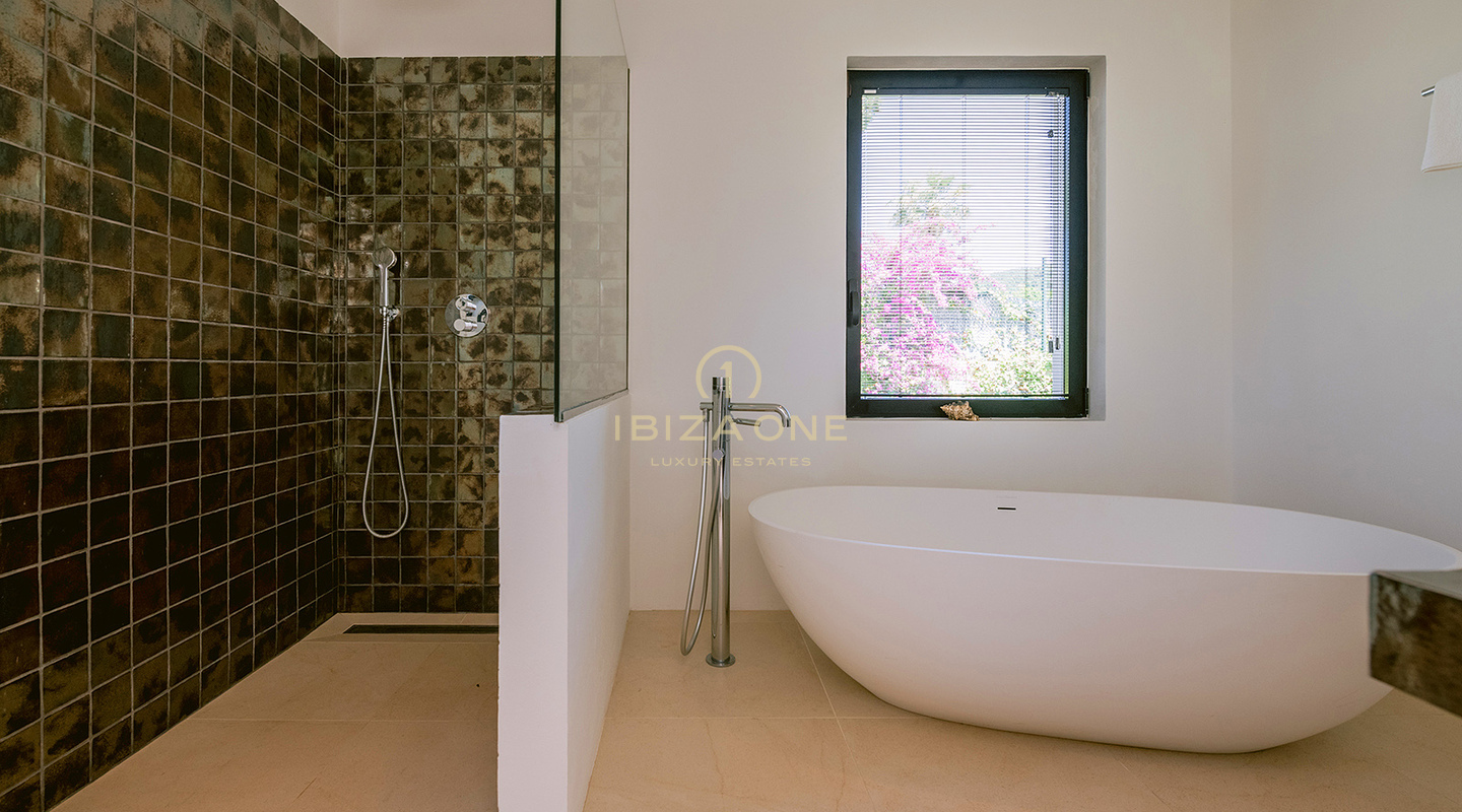Villa de ville luxueuse et modernisée avec beau jardin et piscine à vendre, Ibiza