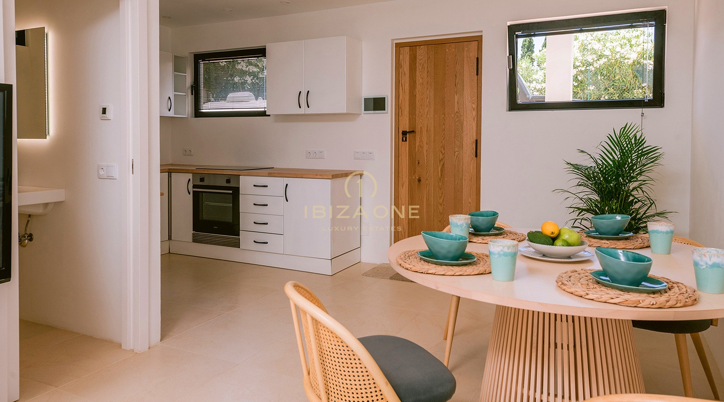 Modernisierte luxuriöse Stadtvilla mit wunderschönem Garten und Pool zu verkaufen, Ibiza