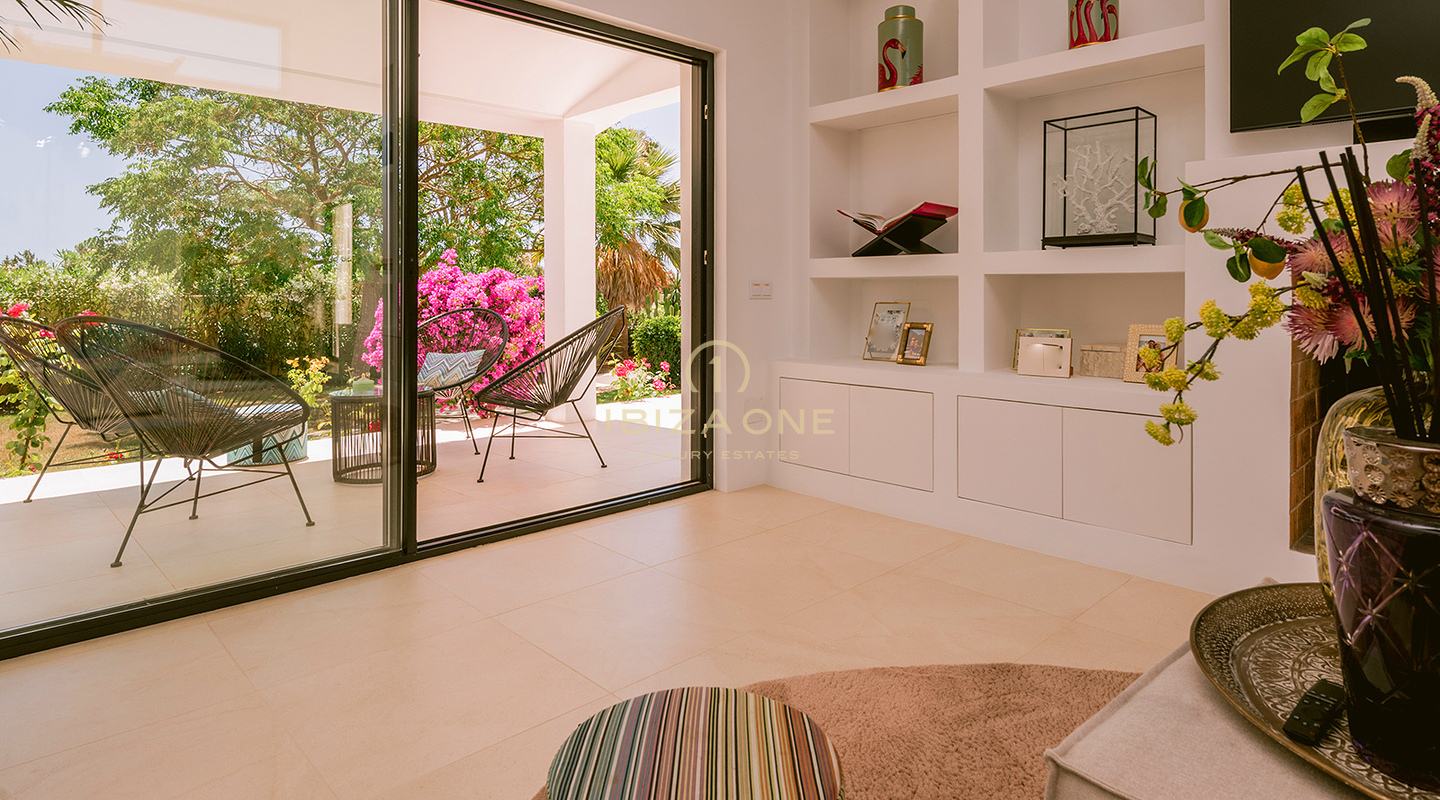 Modernisierte luxuriöse Stadtvilla mit wunderschönem Garten und Pool zu verkaufen, Ibiza