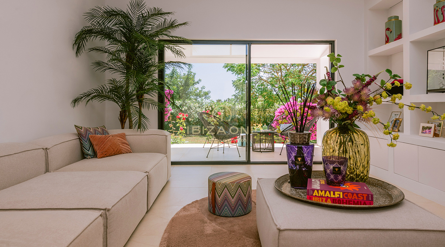 Modernisierte luxuriöse Stadtvilla mit wunderschönem Garten und Pool zu verkaufen, Ibiza