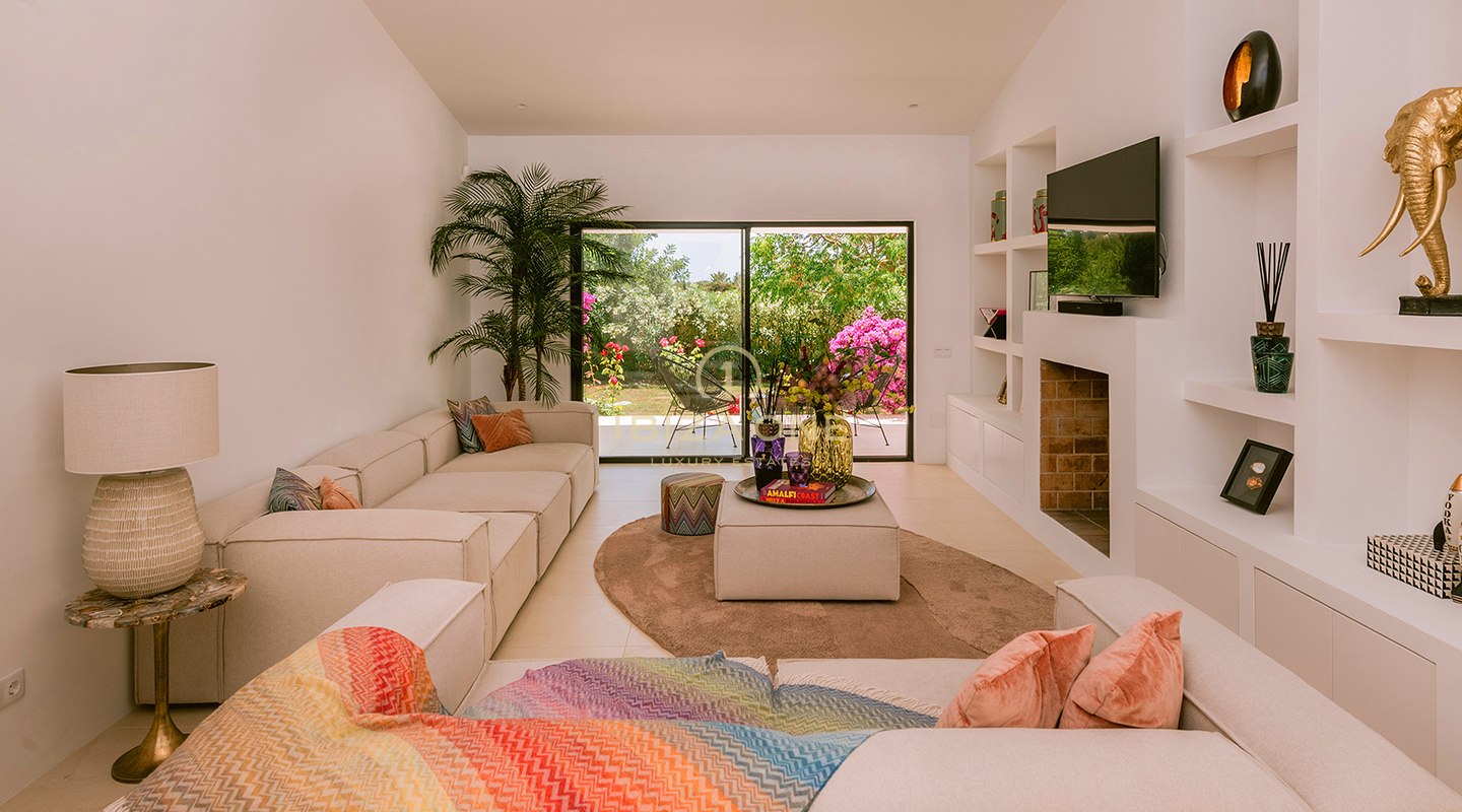 Villa di lusso modernizzata con splendido giardino e piscina in vendita, Ibiza