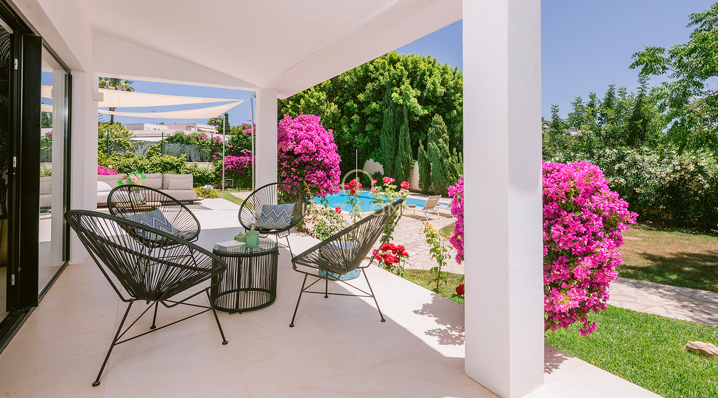 Gemoderniseerde luxe stadsvilla met prachtige tuin en zwembad te koop, Ibiza