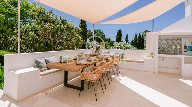 Villa de lujo modernizada con hermoso jardín y piscina en venta, Ibiza