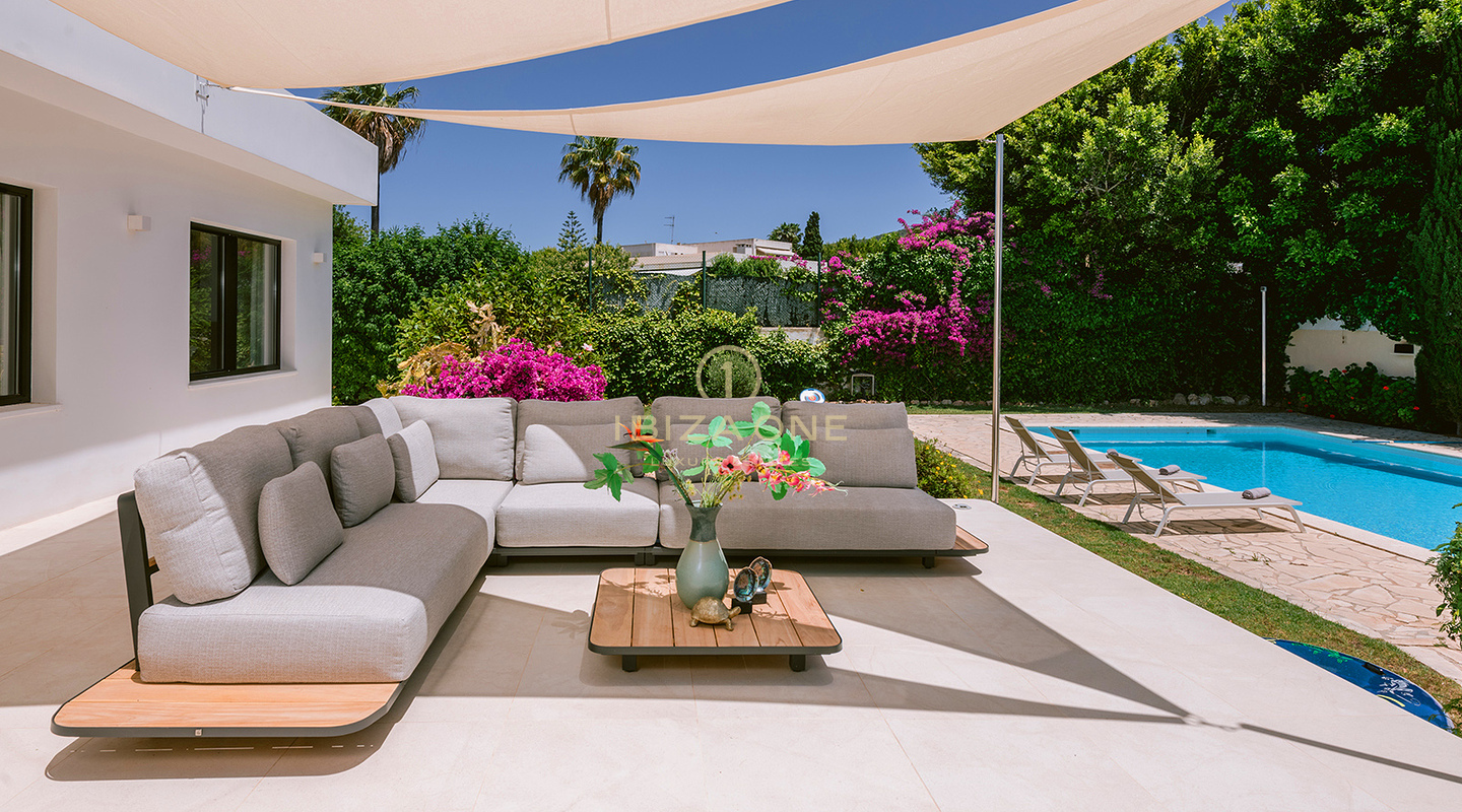 Modernisierte luxuriöse Stadtvilla mit wunderschönem Garten und Pool zu verkaufen, Ibiza