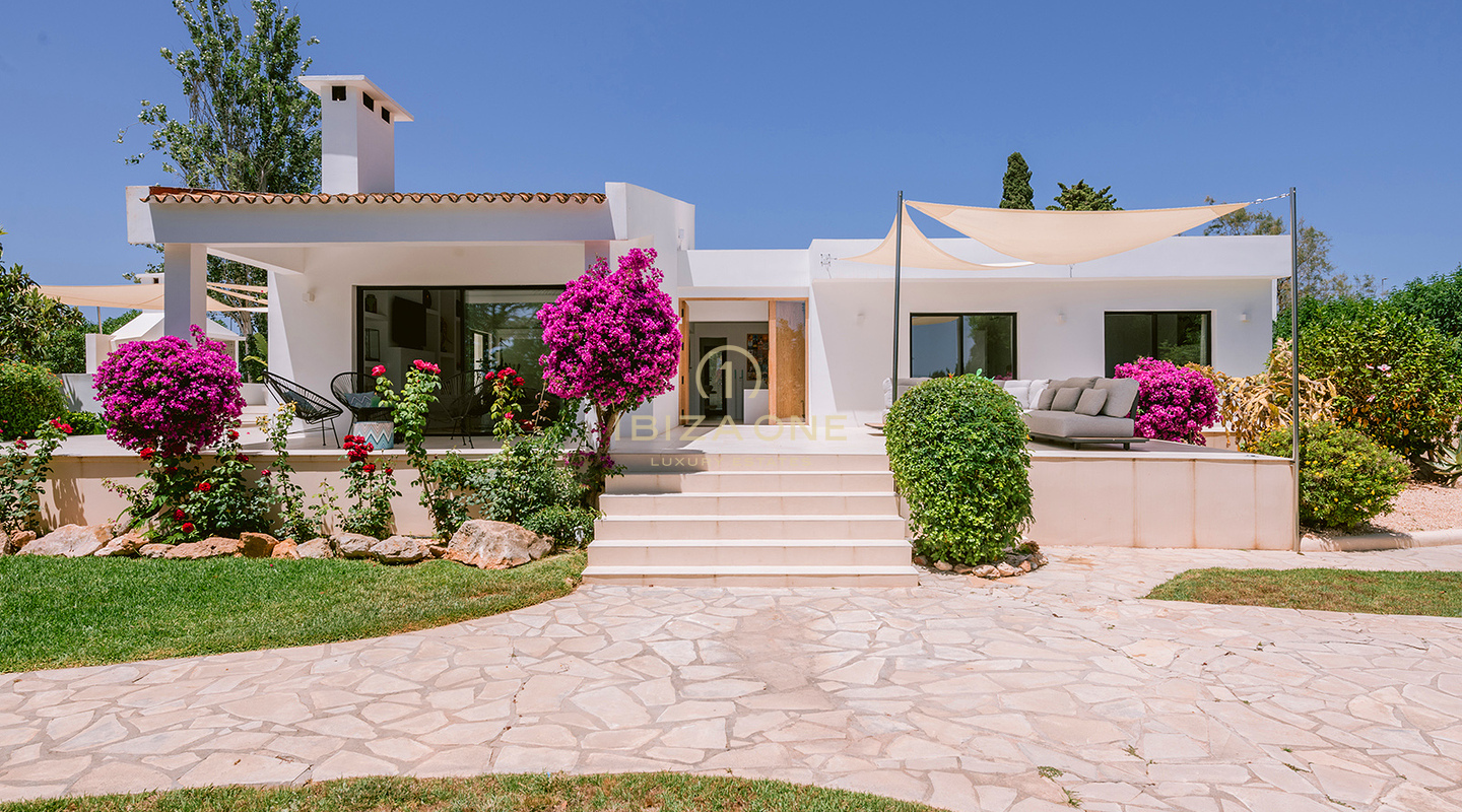 Modernisierte luxuriöse Stadtvilla mit wunderschönem Garten und Pool zu verkaufen, Ibiza