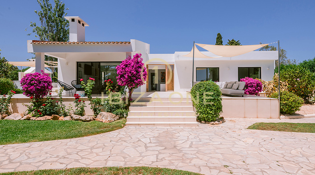 Villa de lujo modernizada con hermoso jardín y piscina en venta, Ibiza