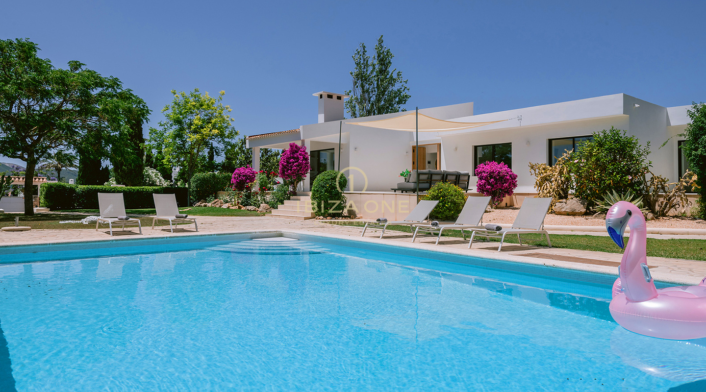 Gemoderniseerde luxe stadsvilla met prachtige tuin en zwembad te koop, Ibiza