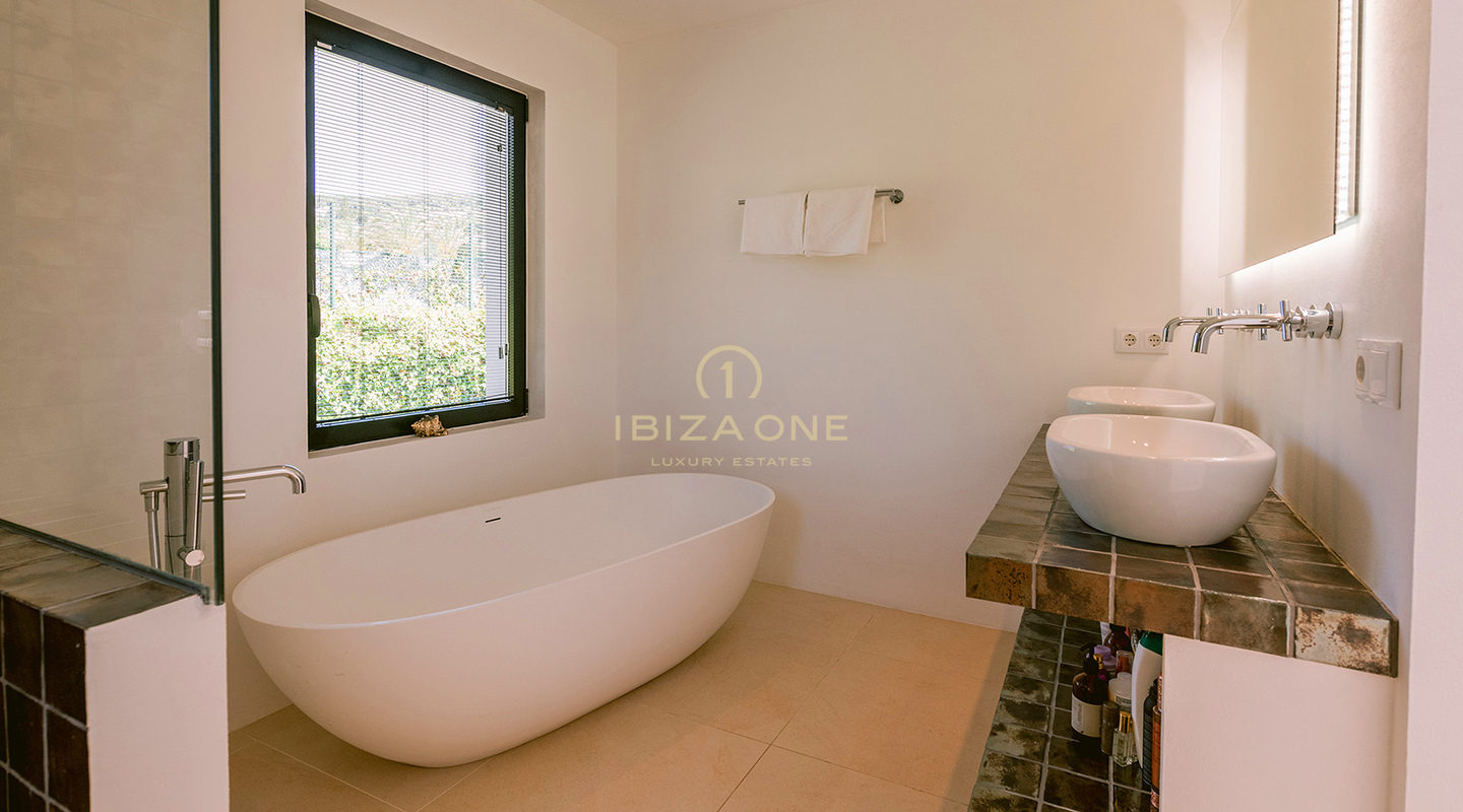 Modernisierte luxuriöse Stadtvilla mit wunderschönem Garten und Pool zu verkaufen, Ibiza