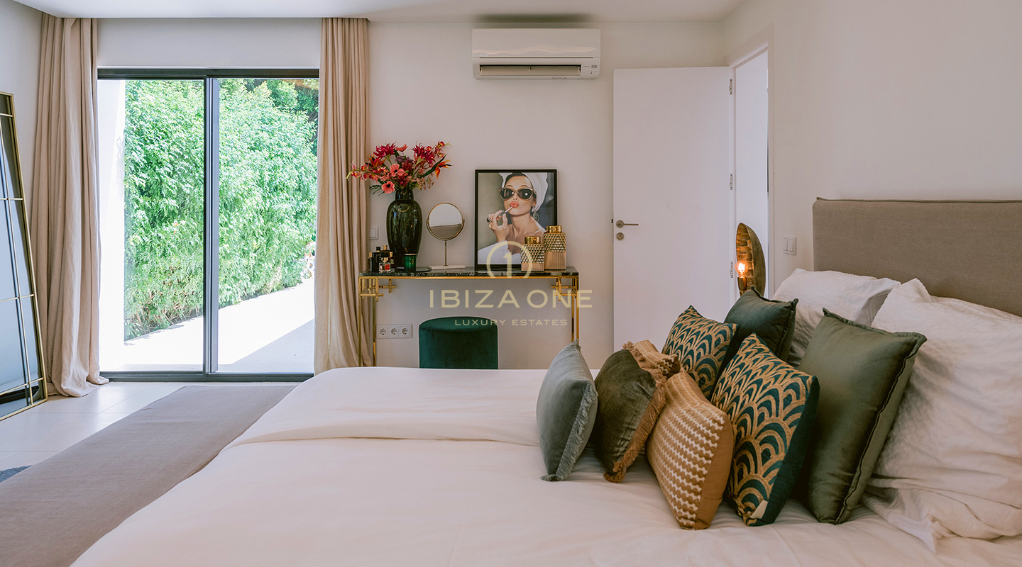 Modernisierte luxuriöse Stadtvilla mit wunderschönem Garten und Pool zu verkaufen, Ibiza