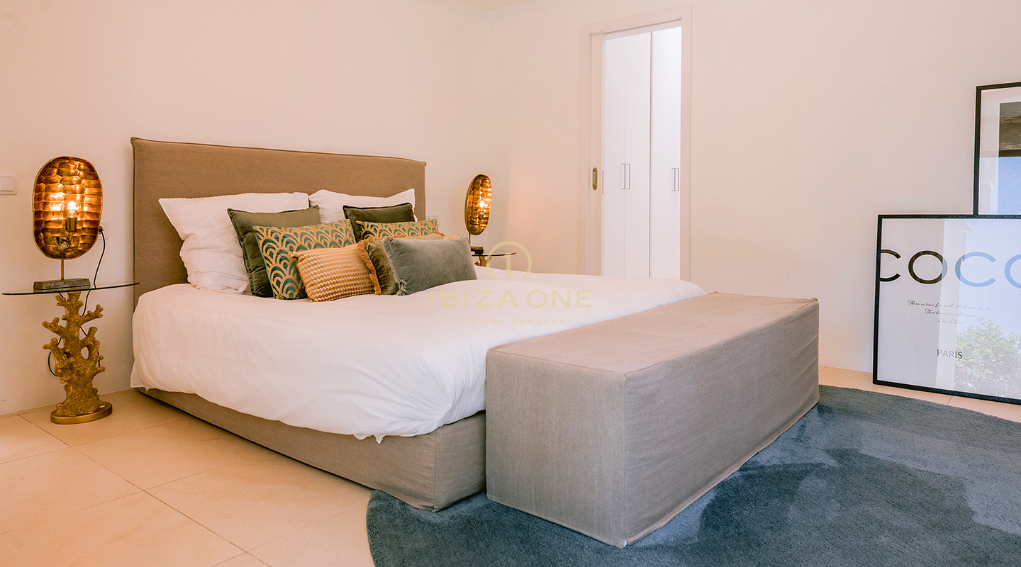 Villa de lujo modernizada con hermoso jardín y piscina en venta, Ibiza