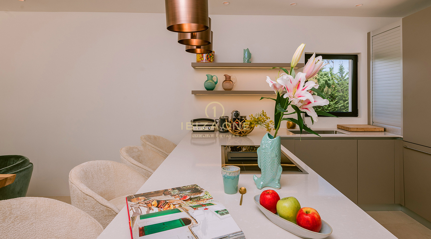 Modernisierte luxuriöse Stadtvilla mit wunderschönem Garten und Pool zu verkaufen, Ibiza