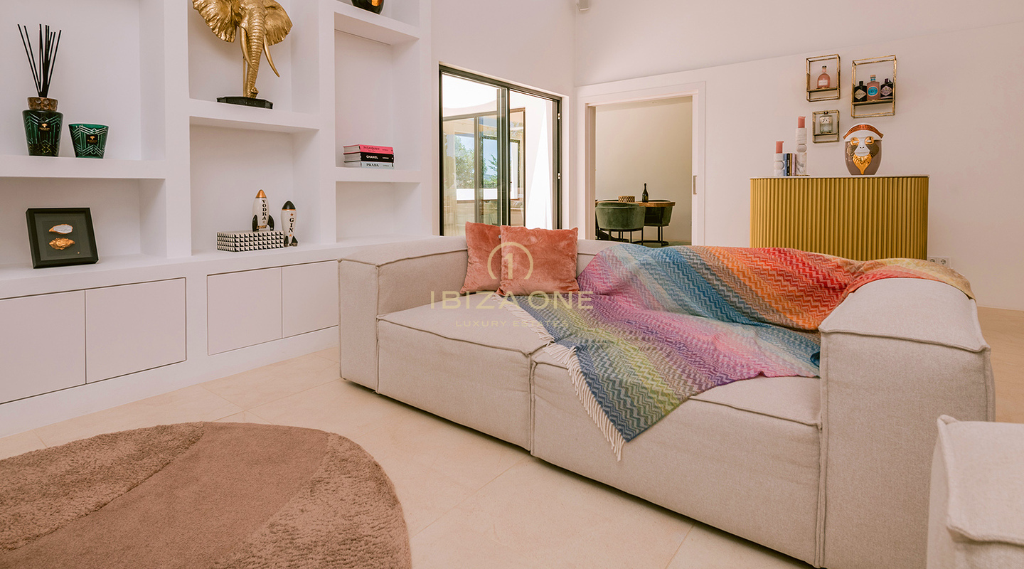 Modernisierte luxuriöse Stadtvilla mit wunderschönem Garten und Pool zu verkaufen, Ibiza