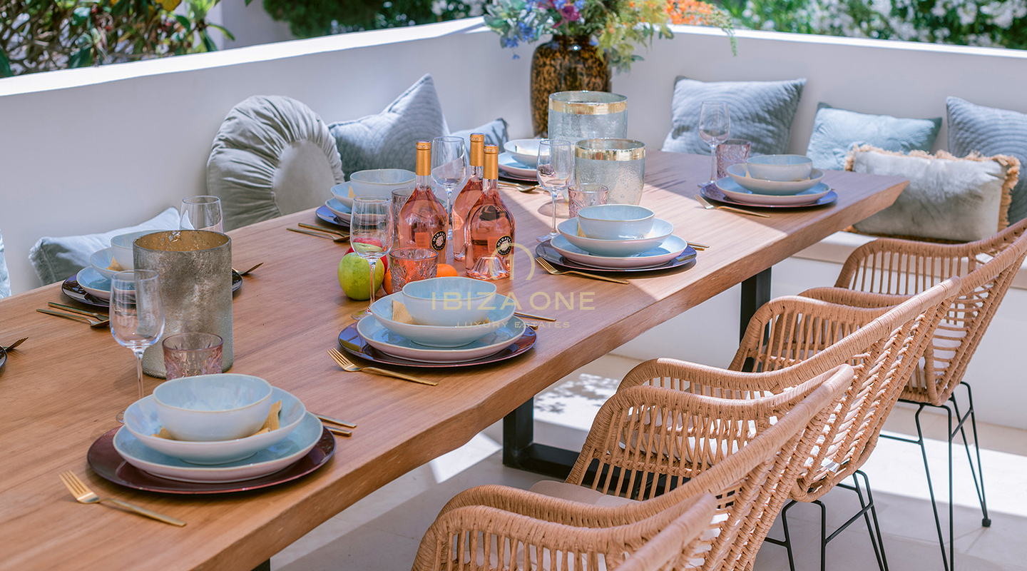 Gemoderniseerde luxe stadsvilla met prachtige tuin en zwembad te koop, Ibiza