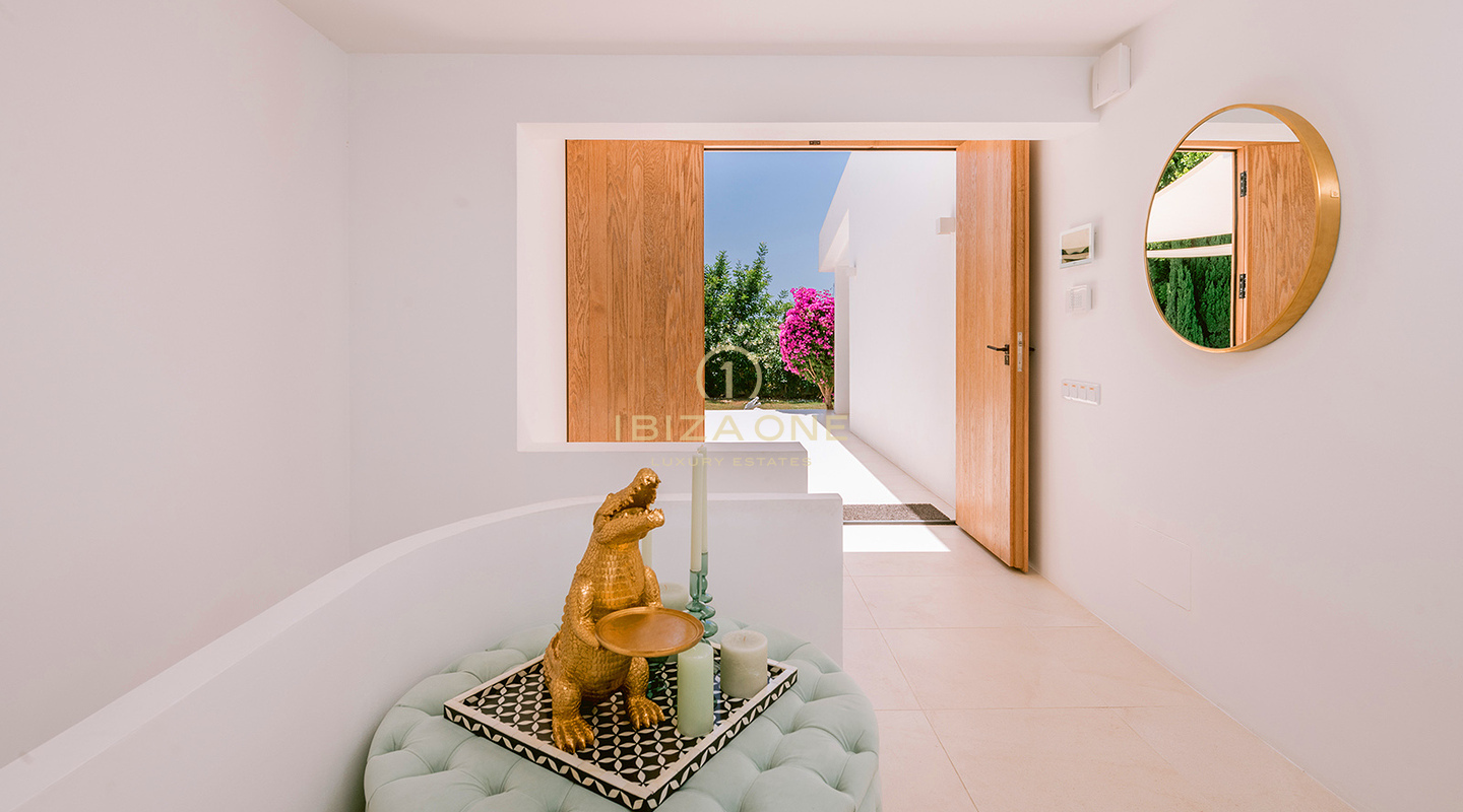 Gemoderniseerde luxe stadsvilla met prachtige tuin en zwembad te koop, Ibiza