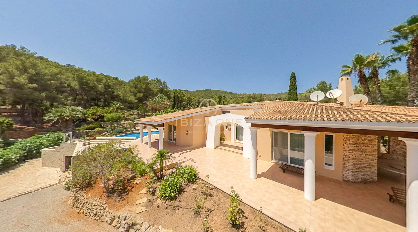 Spacious villa in the north of the island for sale