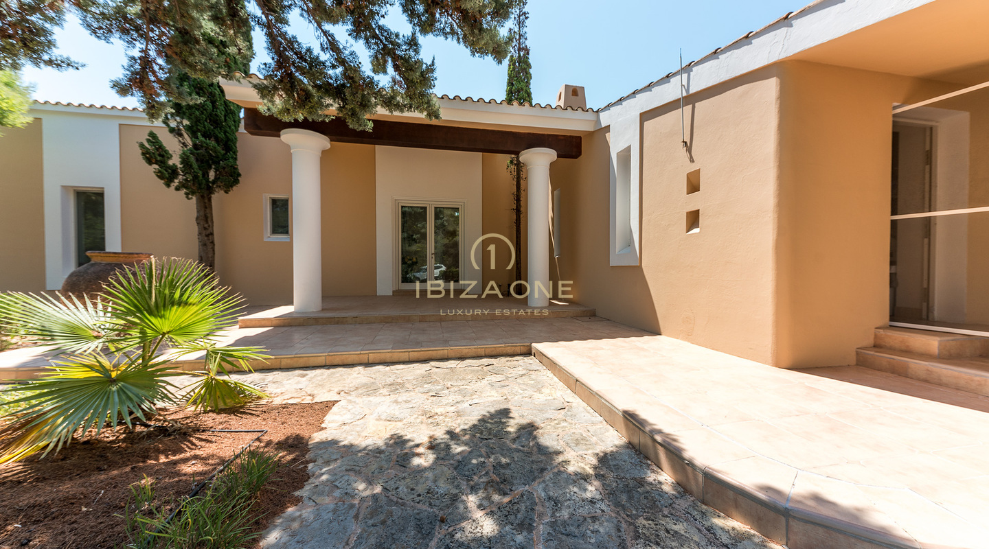 Spacious villa in the north of the island for sale