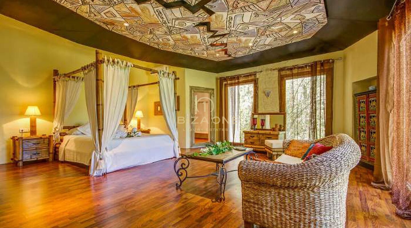 150 jaar oude Ibiza finca met 3 huizen te koop