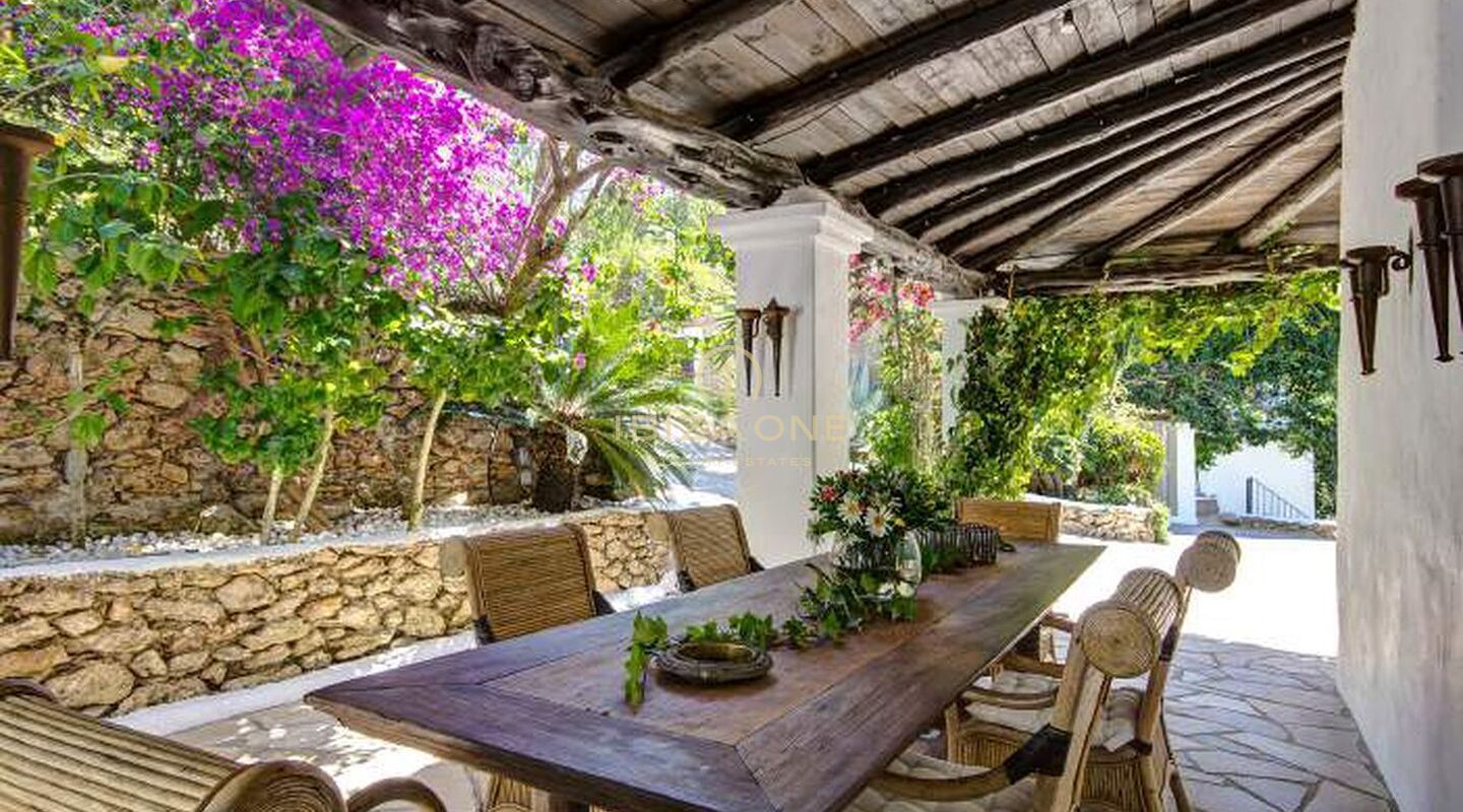 150 jaar oude Ibiza finca met 3 huizen te koop