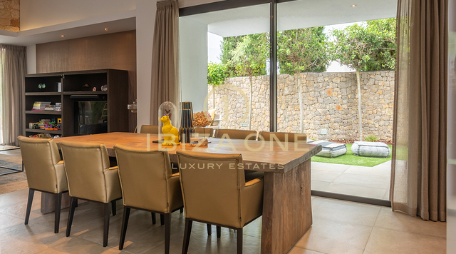 Exclusiva villa de pueblo con piscina en venta