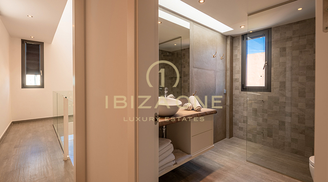 Exclusive town villa with pool for sale