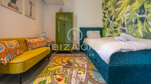 Exclusive town villa with pool for sale