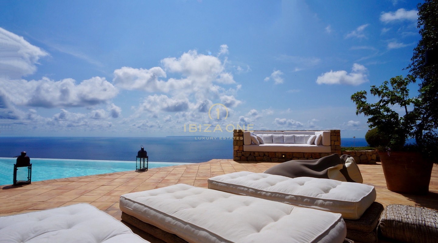 Majestic villa with 360º views of the sea, Dalt Vila and Formentera for sale