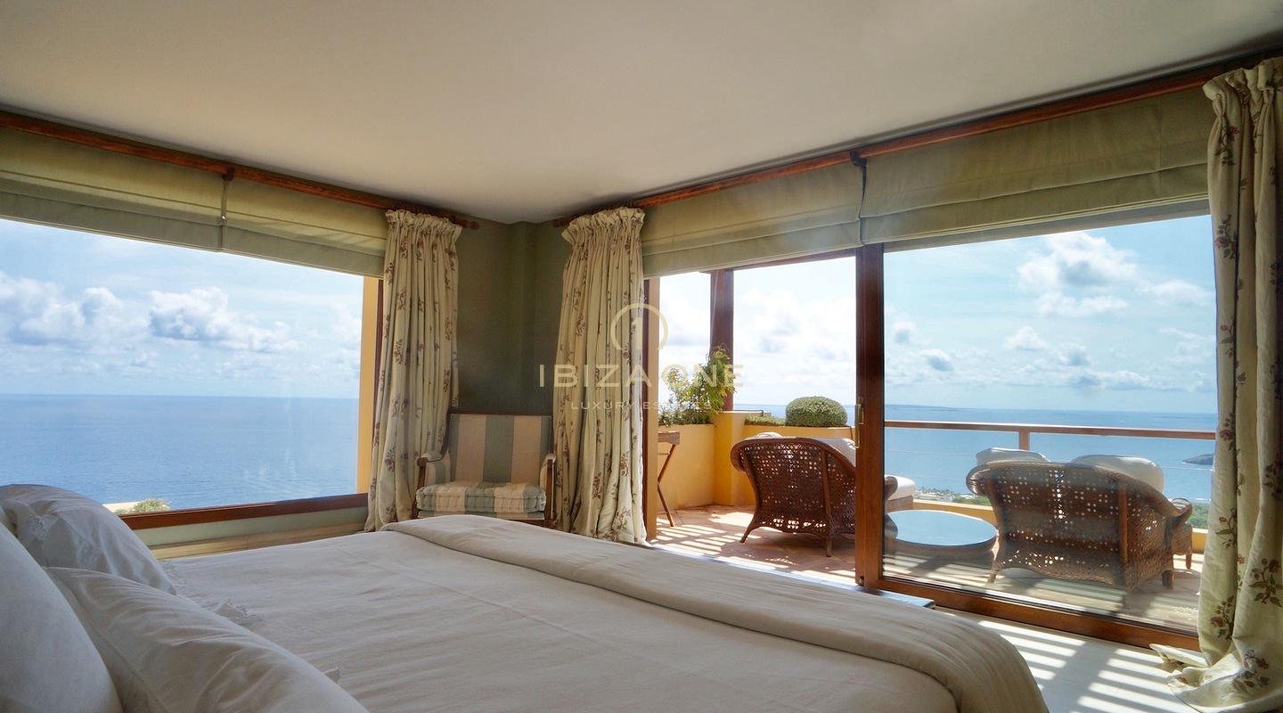 Majestic villa with 360º views of the sea, Dalt Vila and Formentera for sale