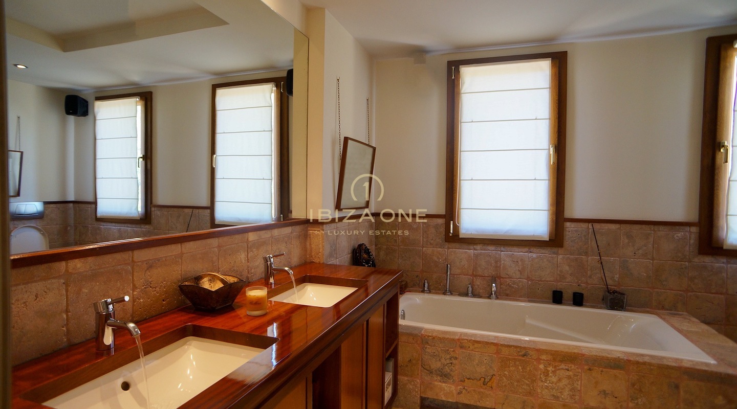 Majestic villa with 360º views of the sea, Dalt Vila and Formentera for sale