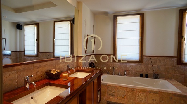 Majestic villa with 360º views of the sea, Dalt Vila and Formentera for sale