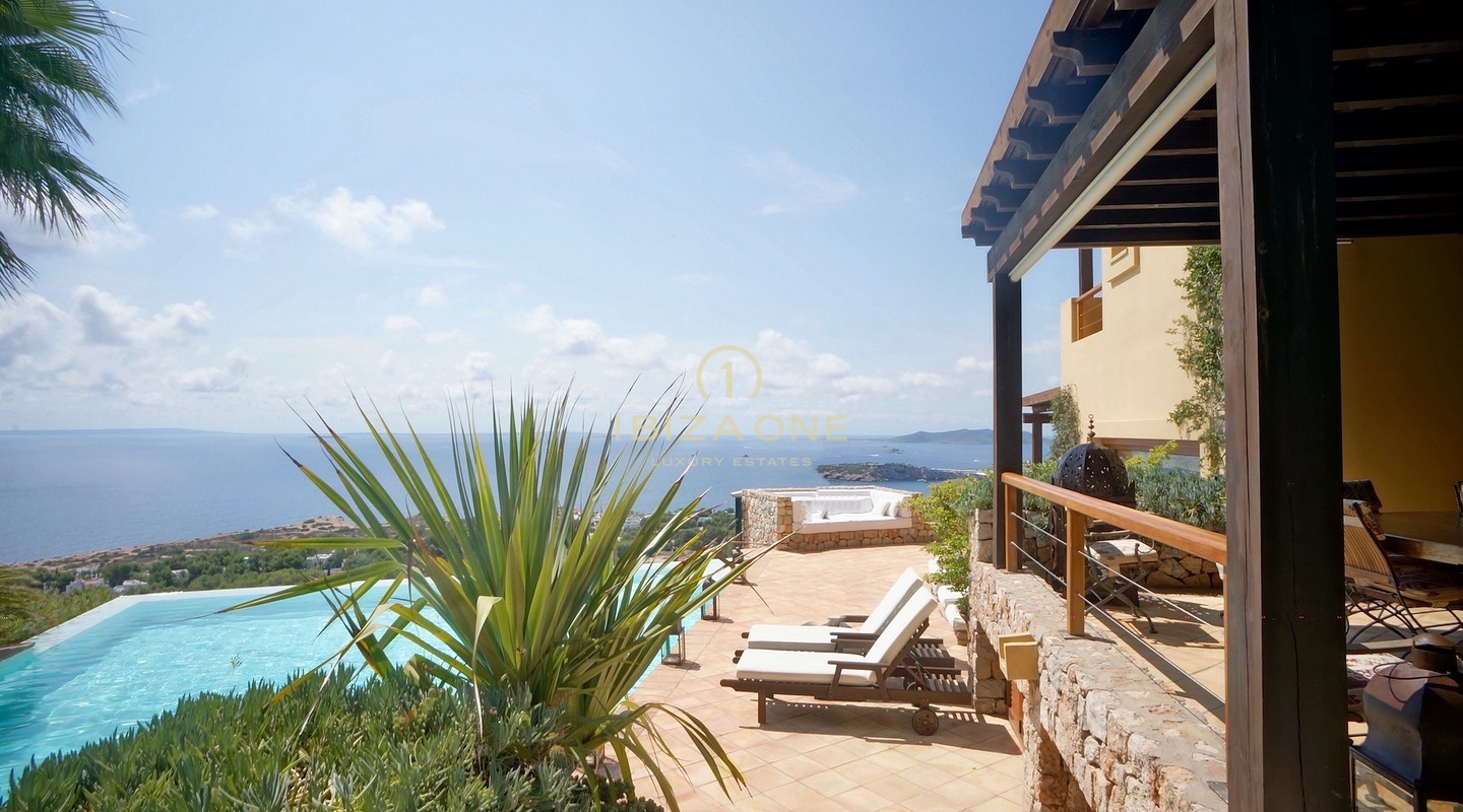 Majestic villa with 360º views of the sea, Dalt Vila and Formentera for sale