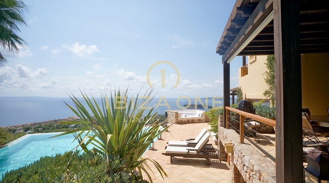 Majestic villa with 360º views of the sea, Dalt Vila and Formentera for sale