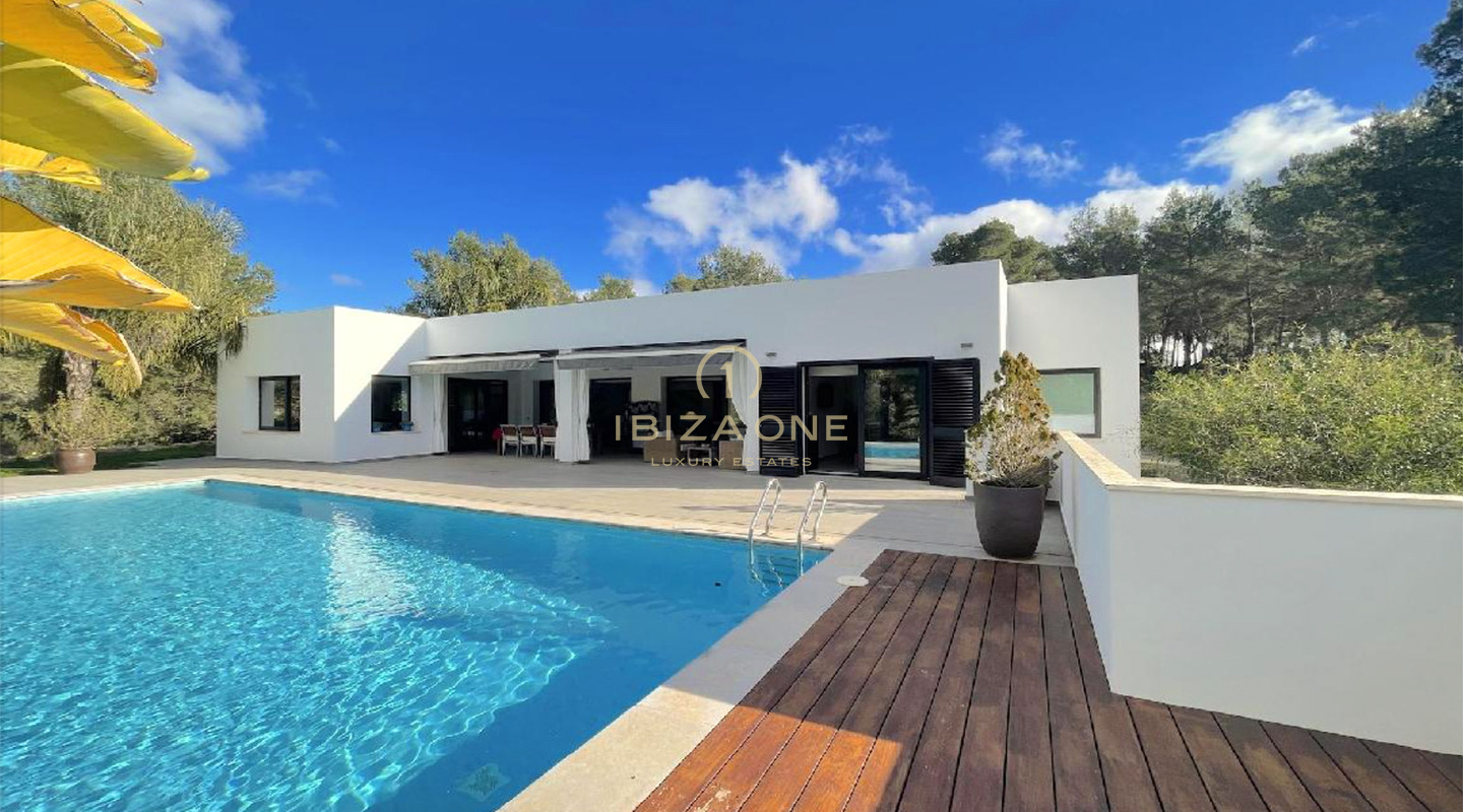 Prachtige villa met verhuurvergunning tussen Santa Eulalia en Ibiza-stad te koop