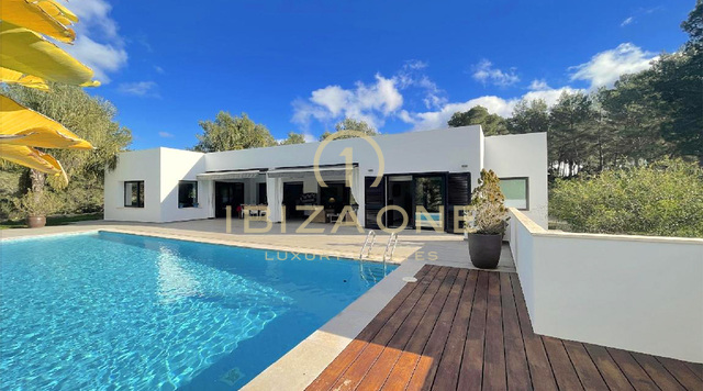 Beautiful villa with rental license between Santa Eulalia and Ibiza town for sale