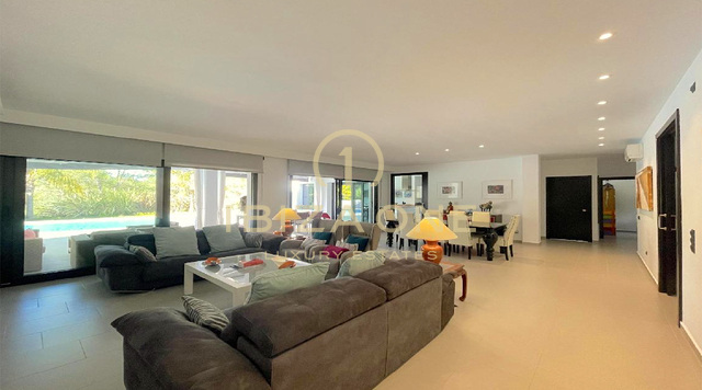 Belle villa avec permis de location entre Santa Eulalia et la ville d'Ibiza à vendre