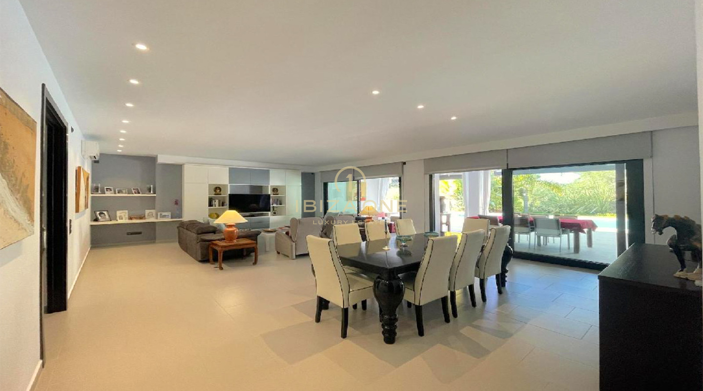 Belle villa avec permis de location entre Santa Eulalia et la ville d'Ibiza à vendre