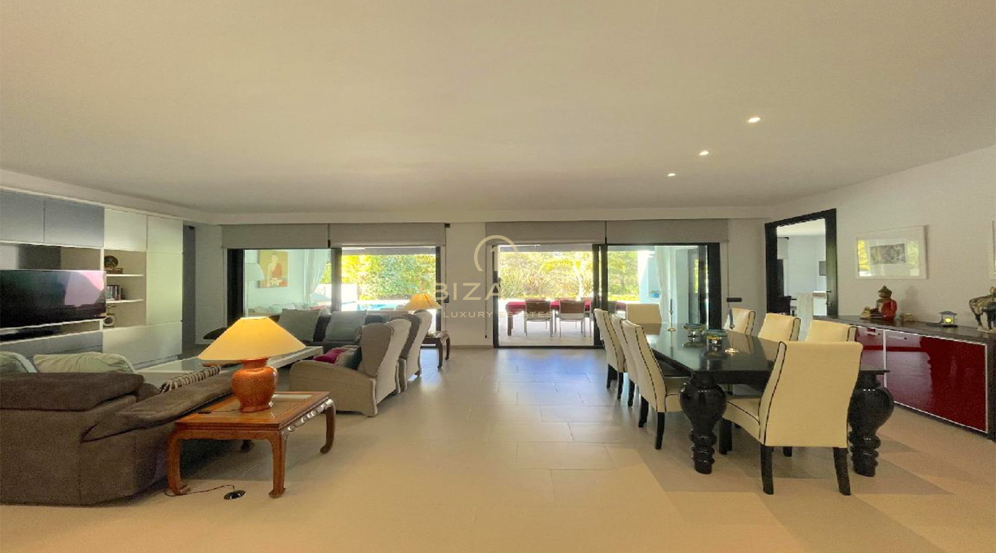 Beautiful villa with rental license between Santa Eulalia and Ibiza town for sale