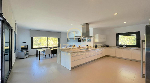 Belle villa avec permis de location entre Santa Eulalia et la ville d'Ibiza à vendre