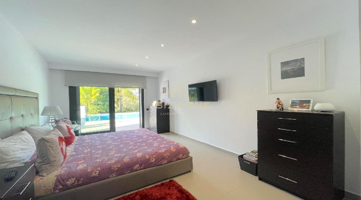 Belle villa avec permis de location entre Santa Eulalia et la ville d'Ibiza à vendre