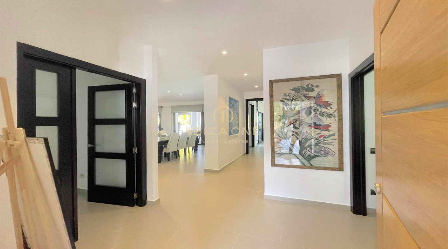 Belle villa avec permis de location entre Santa Eulalia et la ville d'Ibiza à vendre