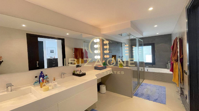 Belle villa avec permis de location entre Santa Eulalia et la ville d'Ibiza à vendre