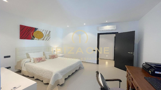 Prachtige villa met verhuurvergunning tussen Santa Eulalia en Ibiza-stad te koop