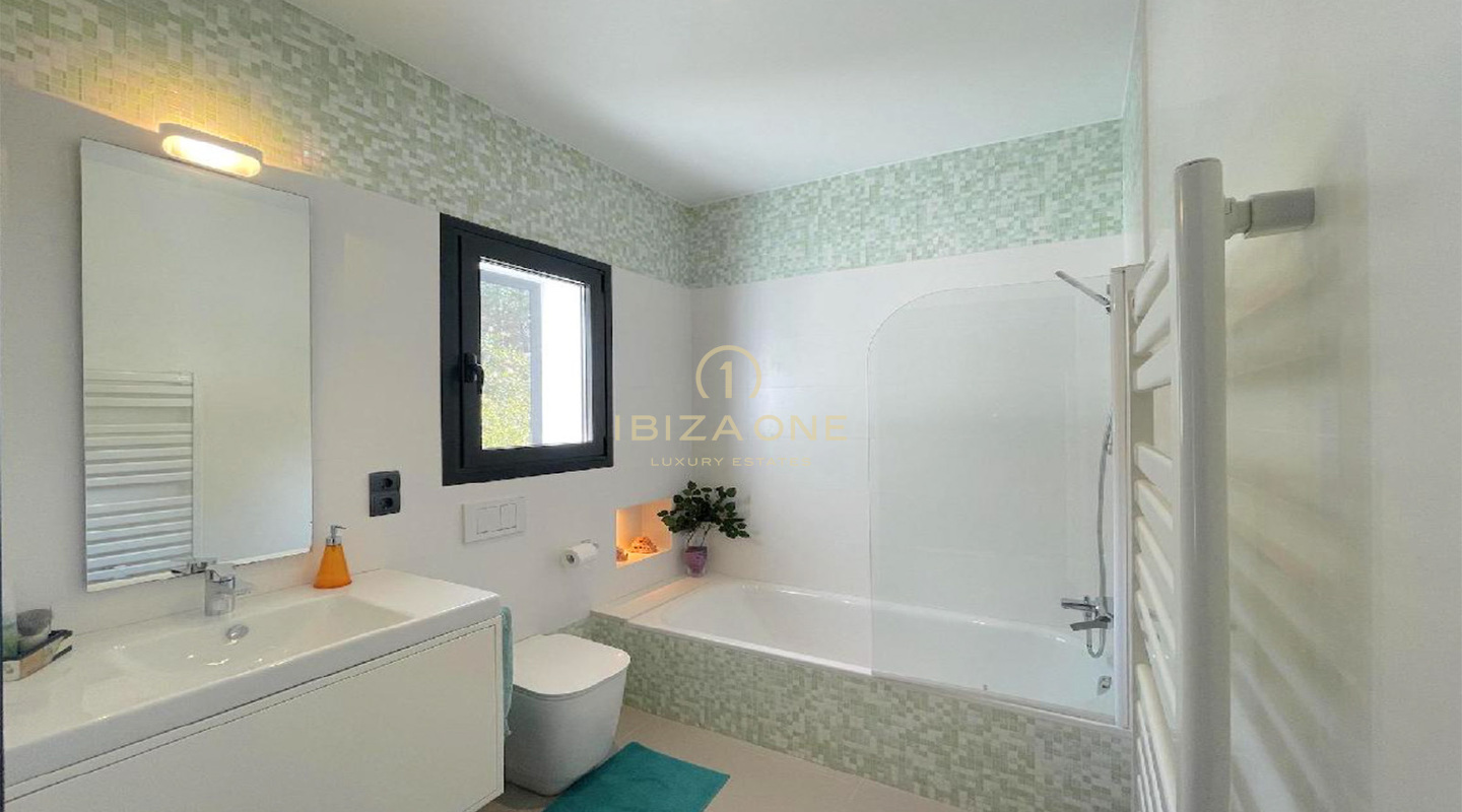 Schöne Villa mit Vermietlizenz zwischen Santa Eulalia und Ibiza Stadt zum Verkauf